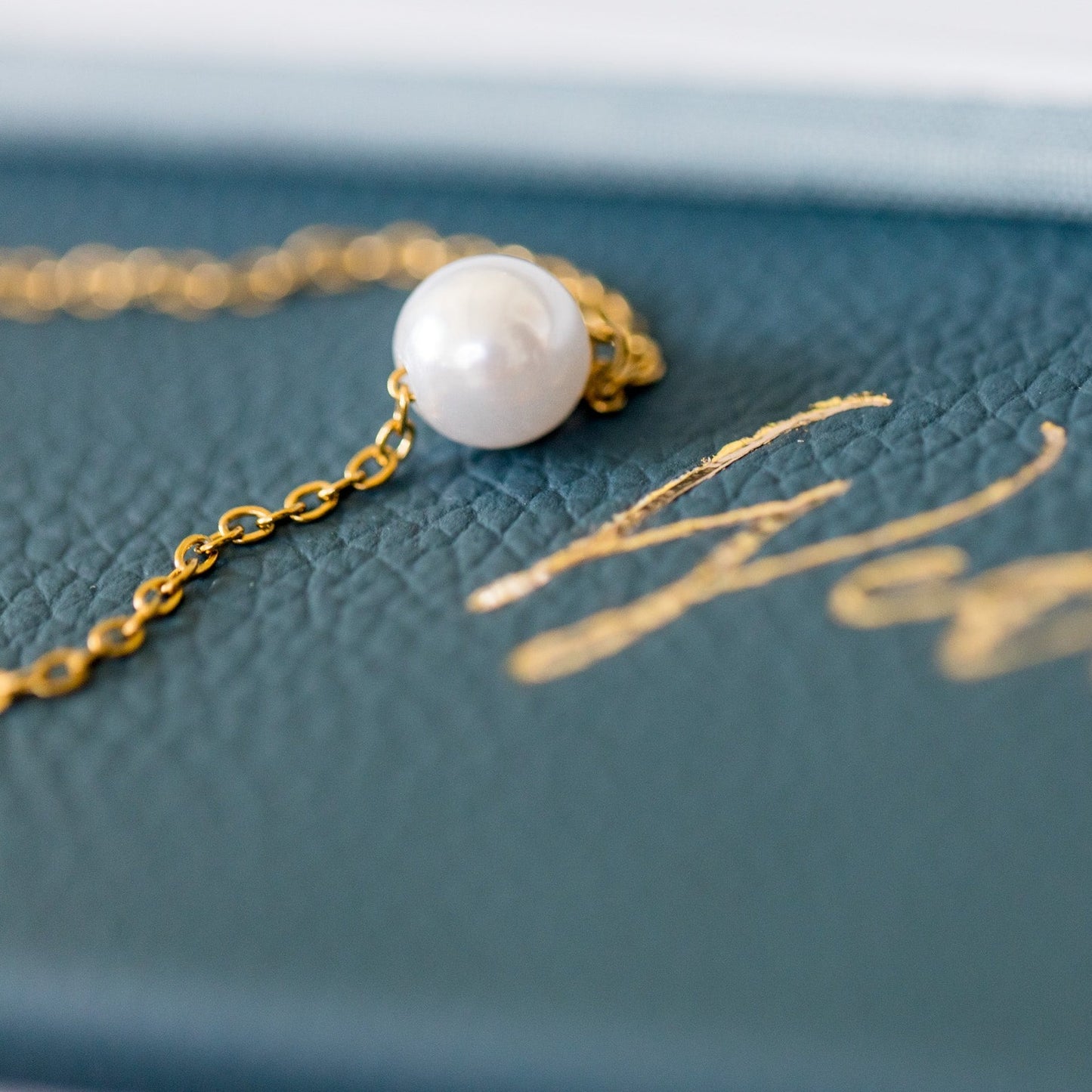 pearl gold bracelet close up